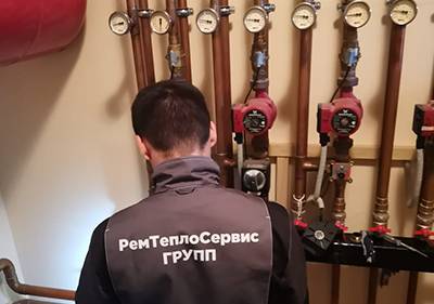 Мастер выполняет промывку системы отопления в частном доме